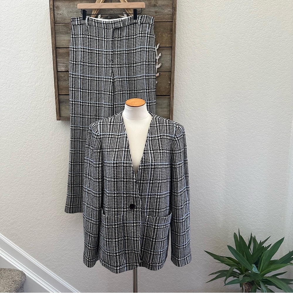 St. John Ecca‎ Black, white & blue sweater Knit Two piece suit ladies 10 NWT